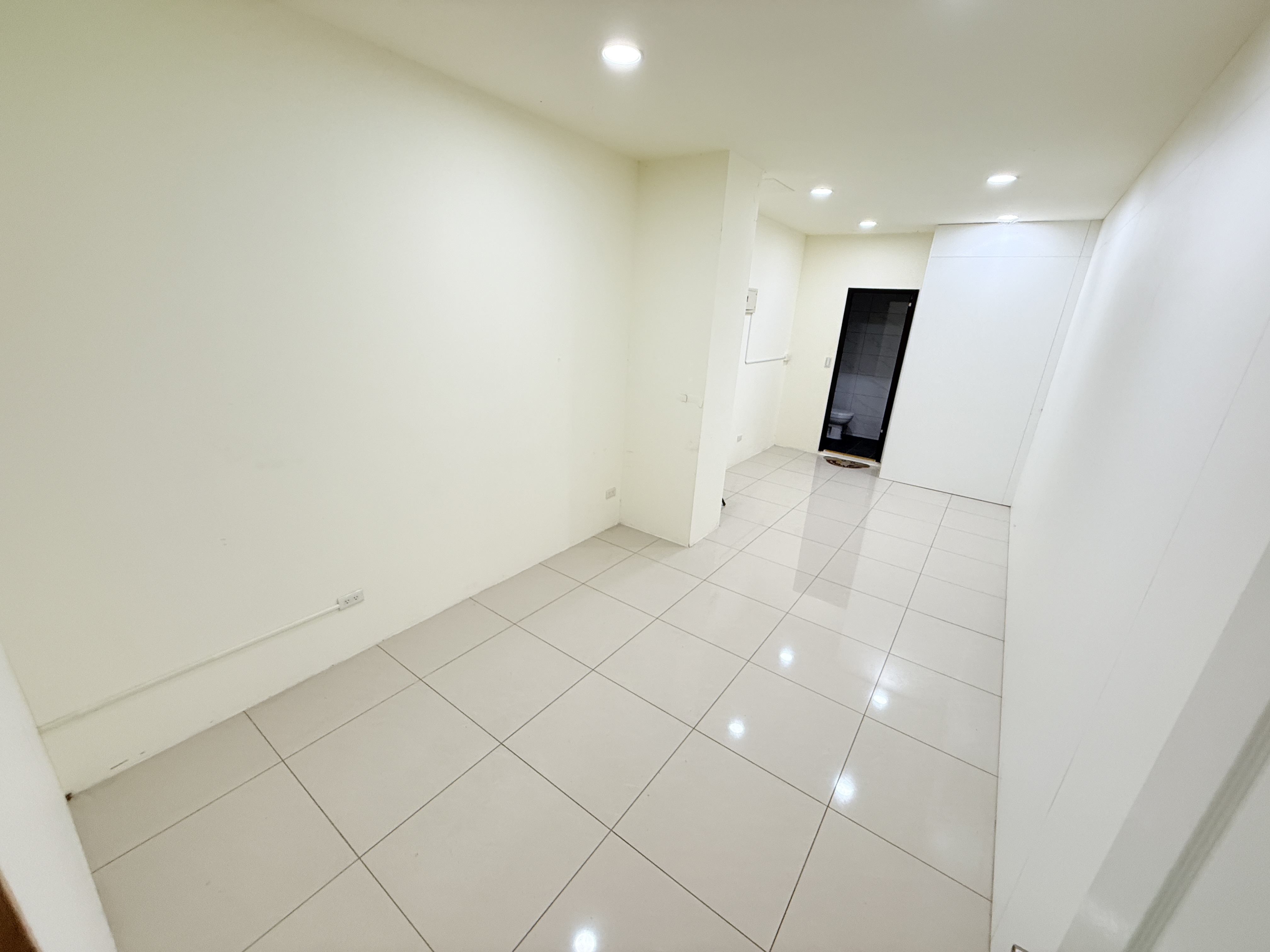 🏢 烏日長春街黃金店面｜可開伙、近捷運站 - 照片 2
