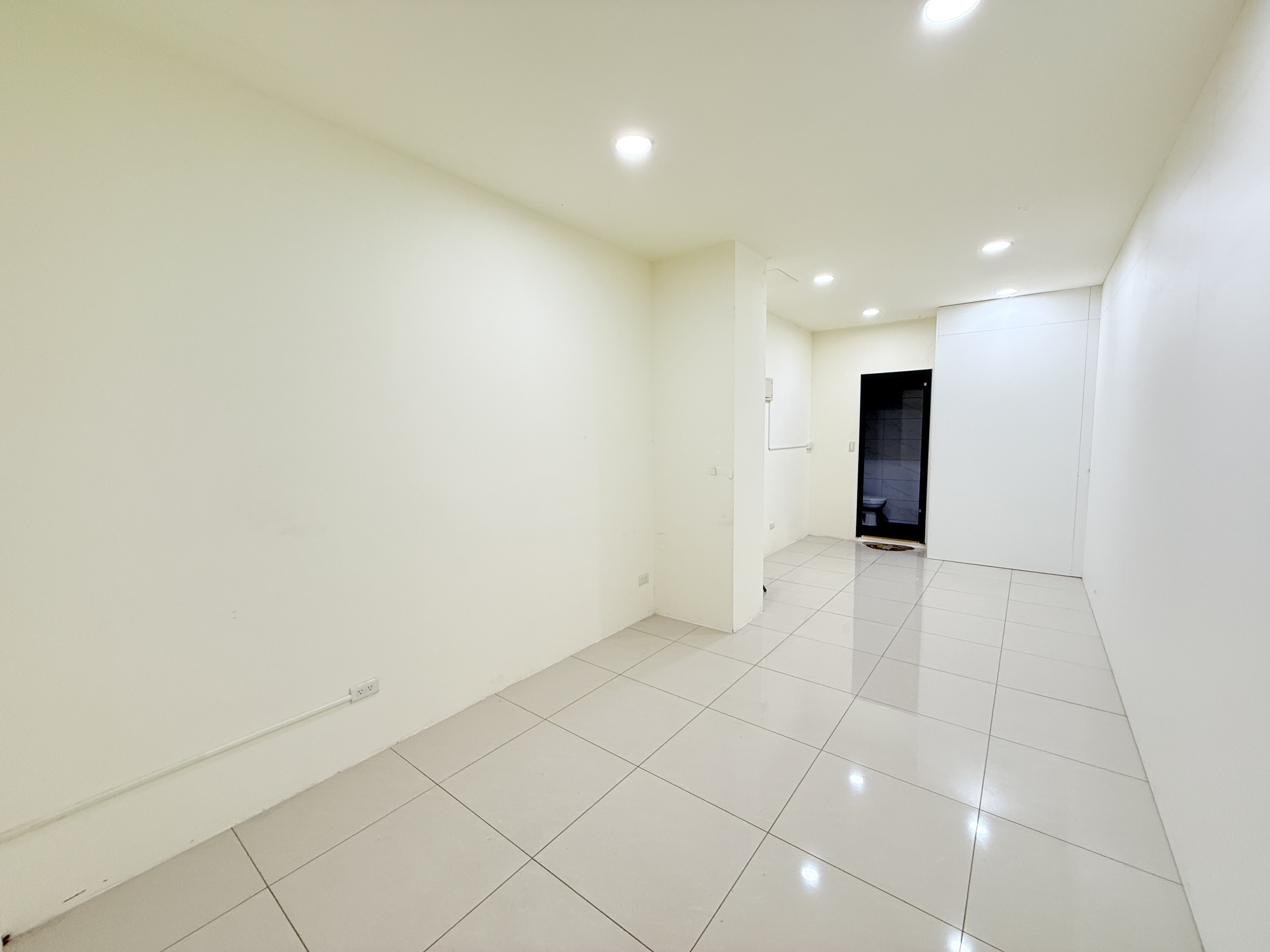 🏢 烏日長春街黃金店面｜可開伙、近捷運站 - 照片 1