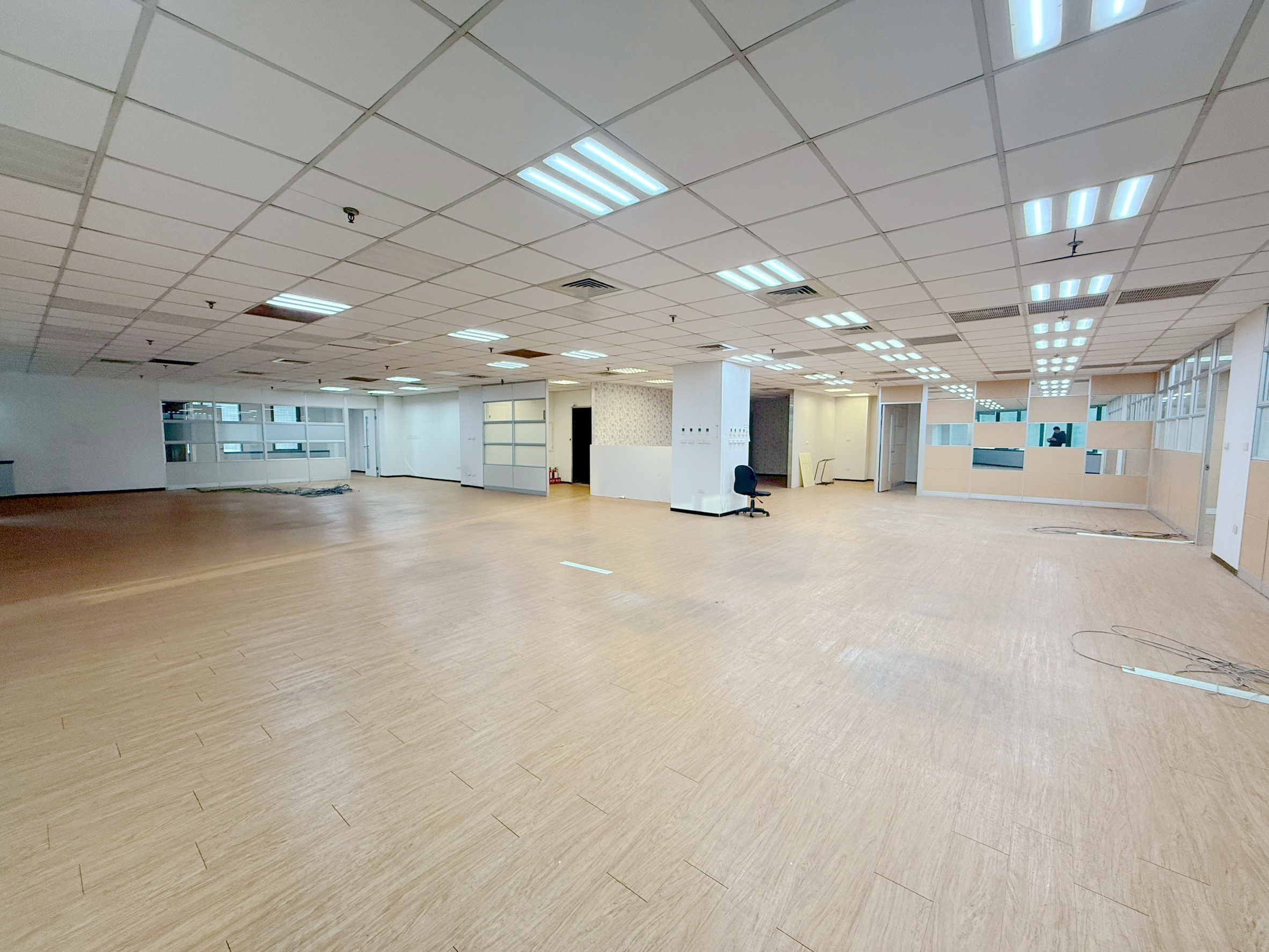 🏢 文心路四段 13F 辦公室｜可報稅、台水電、近捷運 - 照片 2