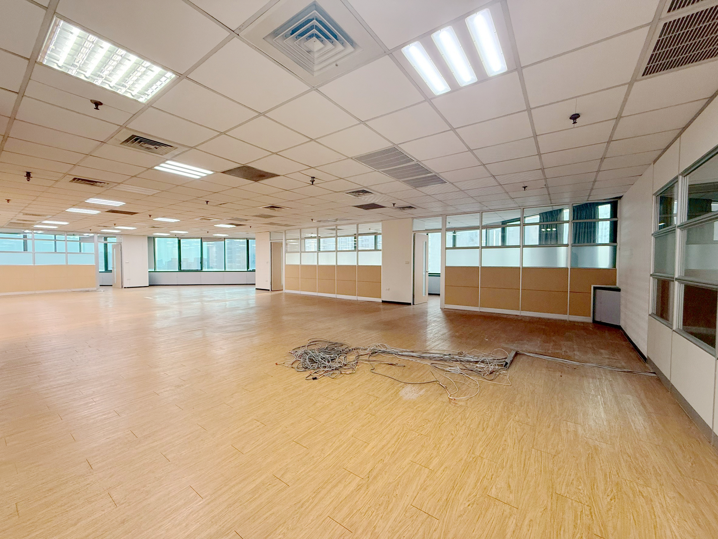 🏢 文心路四段 13F 辦公室｜可報稅、台水電、近捷運 - 照片 3