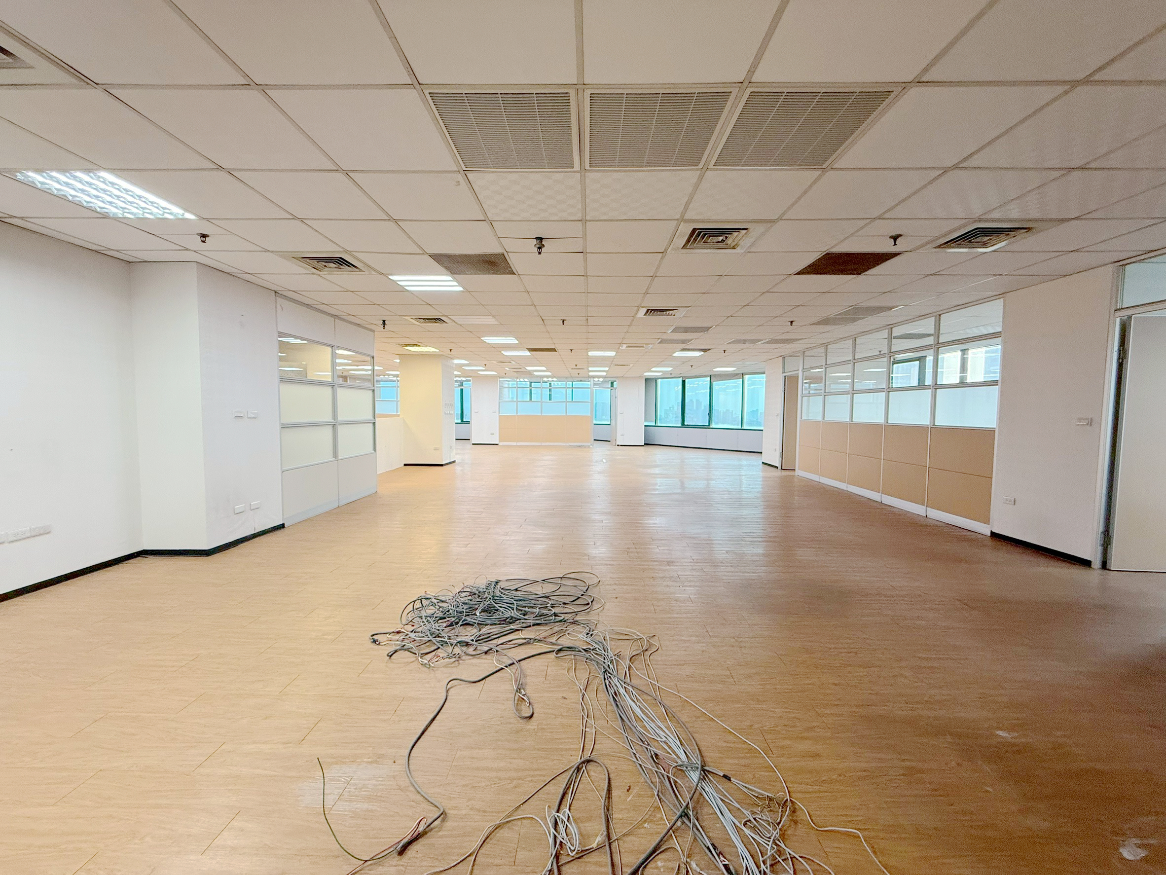 🏢 文心路四段 13F 辦公室｜可報稅、台水電、近捷運 - 照片 1