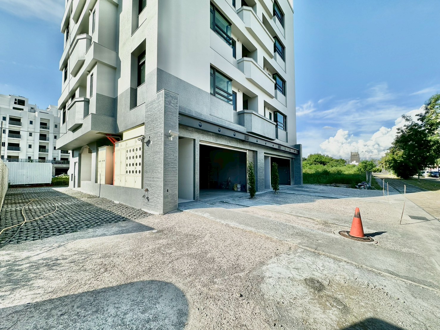 🏢 北屯敦化路一段 12 米大面寬金店面｜可報稅、生活機能佳 - 照片 2